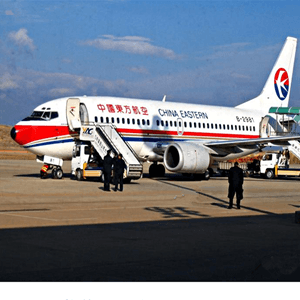 白山机场货运航空快运业稳步发展的原因是什么？